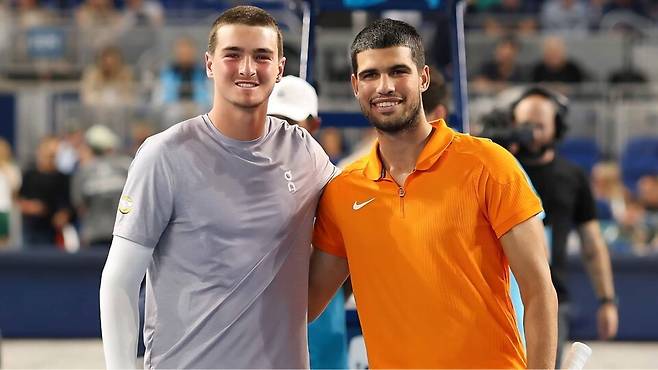 카를로스 알카라스(오른쪽)와 주앙 폰세카. ATP 투어