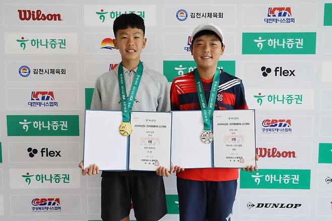 종별테니스대회 U-12 남자단식에서 우승한 이룬(왼쪽)과 권율이 시상식 뒤 환하게 웃으며 포즈를 취하고 있다. 사진/대한테니스협회