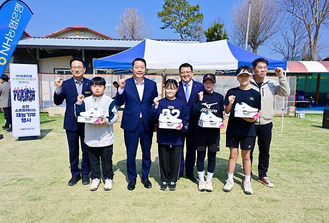 NH농협은행 정구부가 재능 기부활동 후 최영일 순창군수 등과 용품을 전달하고 있다. 유영동 감독 제공