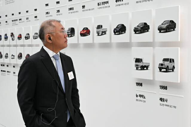 80주년 기념 전시 '움직임의 유산'을 둘러보는 현대자동차그룹 정의선 회장 (사진=기아)