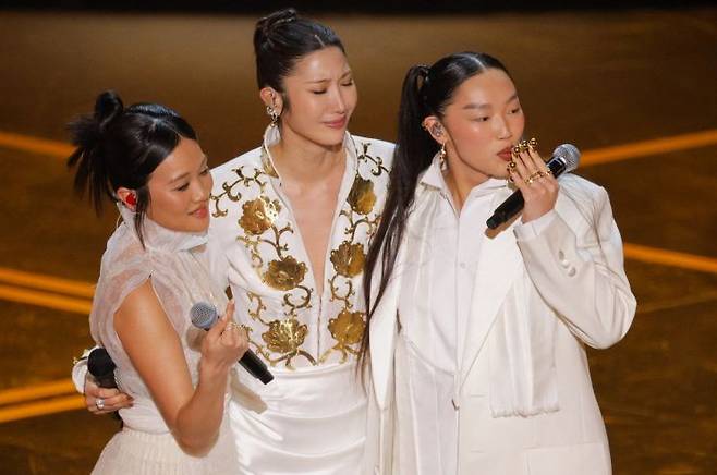 넷플릭스 애니메이션 '케이팝 데몬 헌터스(케데헌)' 주제가 '골든(Golden)'의 공동 작곡가들이 제98회 아카데미 시상식에서 수상 소감을 끝내지 못한 채 퇴장한 것을 두고 논란이 일고 있다. 로이터연합뉴스