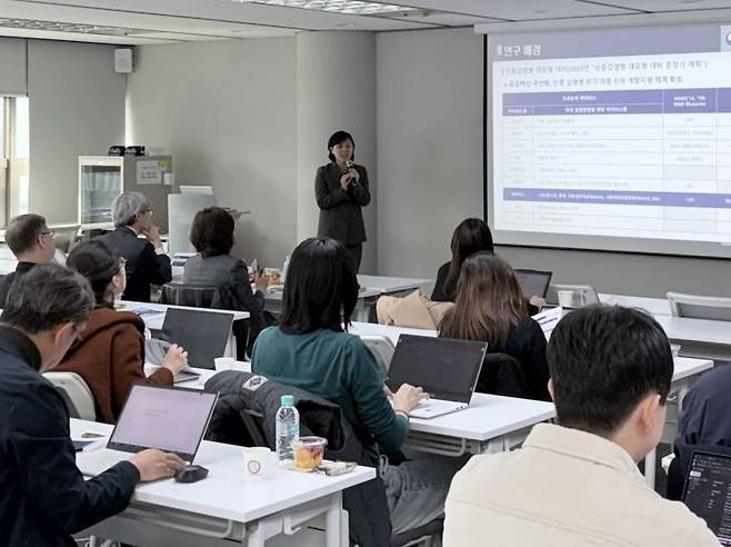 우인옥 공공백신개발지원센터 백신연구개발총괄과 보건연구관은 17일 서울 종로구 HJ비즈니스센터에서 열린 미디어아카데미에서 니파바이러스 백신 개발 현황에 대해 설명하고 있다. 한국과학기자협회