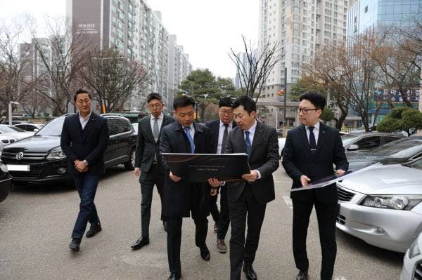 송치영 포스코이앤씨 사장(왼쪽 셋째)이 지난 6일 서울 서초구 잠원동 신반포 19·25차 재건축 사업지를 방문해 입찰 준비 상황을 점검하고 있다. /포스코이앤씨