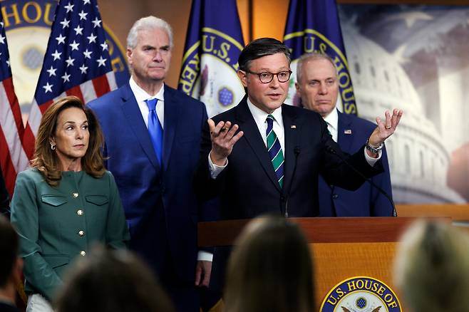 마이크 존슨 연방 하원의장이 17일 워싱턴 DC 의회 의사당에서 기자회견을 하고 있다. /EPA 연합뉴스