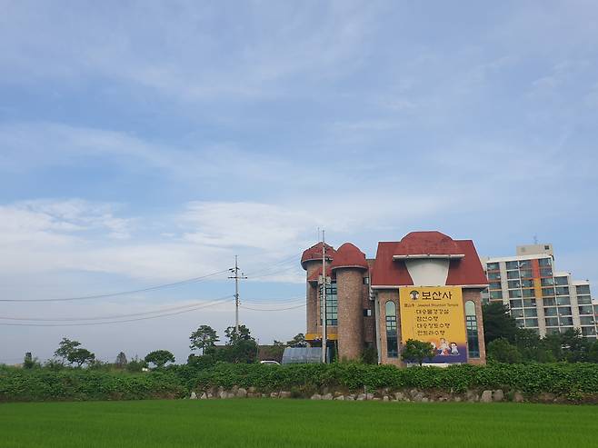 위앙종의 첫 한국 내 사찰인 청주 보산사 전경. 과거 웨딩홀로 쓰던 건물을 임차해 사용하고 있다. /현안 스님 제공