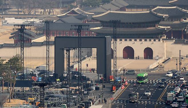 방탄소년단(BTS) 컴백 공연을 나흘 앞둔 17일 오전 서울 광화문광장에서 공연 무대 설치 작업이 분주하게 진행되고 있다. /뉴스1