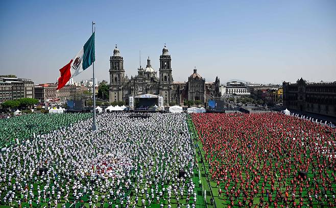 3월 15일(현지 시각)멕시코 수도 멕시코시티의 소칼로 광장에서 열린 '가장 큰 축구 수업' 기네스 세계기록 도전 이벤트에 수천 명의 참가자가 모여 기네스 세계 신기록 수립에 도전하고 있다./AFP 연합뉴스