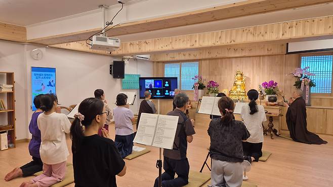 서울 조계사 앞 보화선원의 예불 모습. /현안 스님 제공