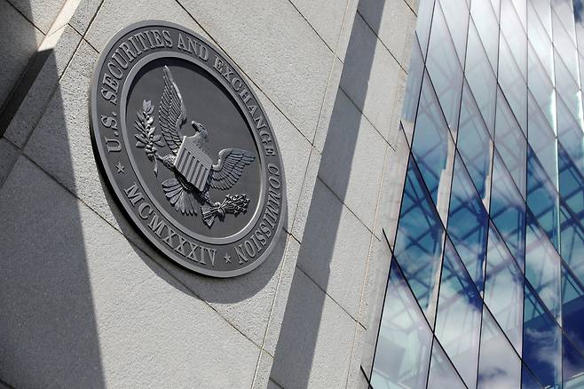 <YONHAP PHOTO-1111> The seal of the U.S. Securities and Exchange Commission (SEC) is seen at their  headquarters in Washington, D.C., U.S., May 12, 2021. Picture taken May 12, 2021. REUTERS/Andrew Kelly///2026-03-17 06:26:55/<저작권자 ⓒ 1980-2026 ㈜연합뉴스. 무단 전재 재배포 금지, AI 학습 및 활용 금지>