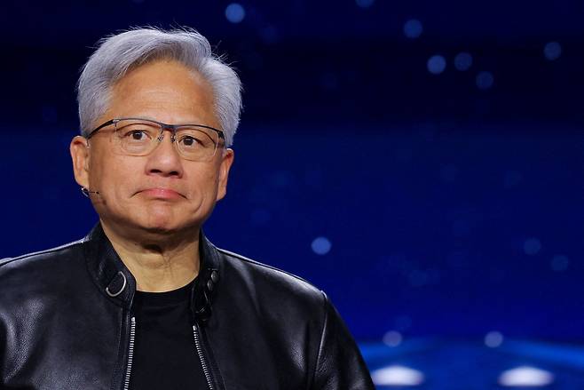 젠슨 황 엔비디아 CEO가 17일(현지 시각) 미 캘리포니아주 새너제이 시그니아호텔에서 열린 'GTC 2026' 기자간담회에 참석해 질문을 듣고 있다/AP 연합뉴스