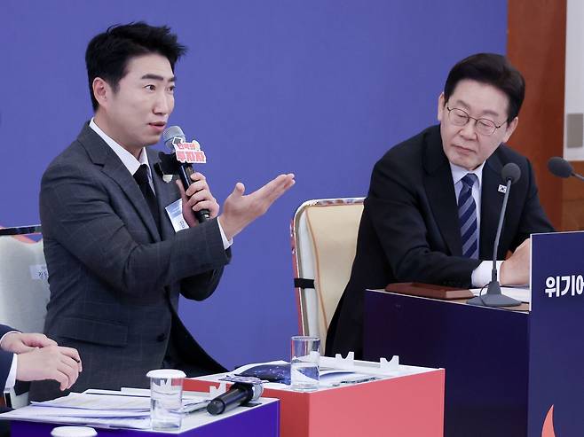 18일 오후 열린 ‘자본시장 안정과 정상화를 위한 간담회’에서 개그맨 장동민씨의 발언을 이재명 대통령이 듣고 있다. /뉴스1