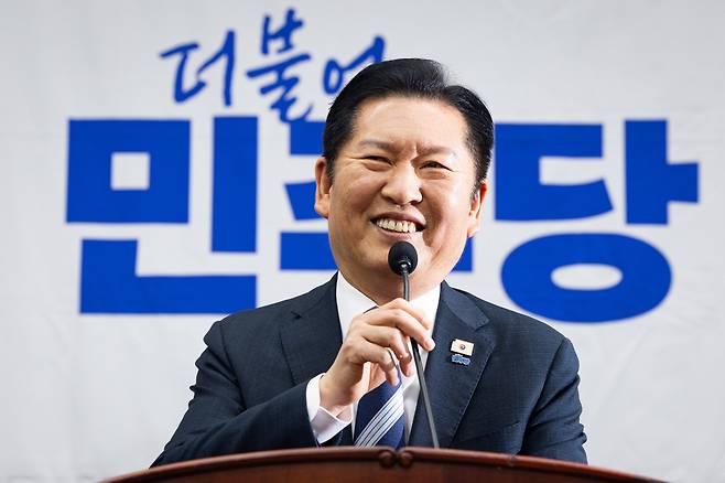 정청래 더불어민주당 대표가 지난 17일 서울 여의도 국회에서 열린 의원총회에서 모두 발언을 하고 있다./뉴스1