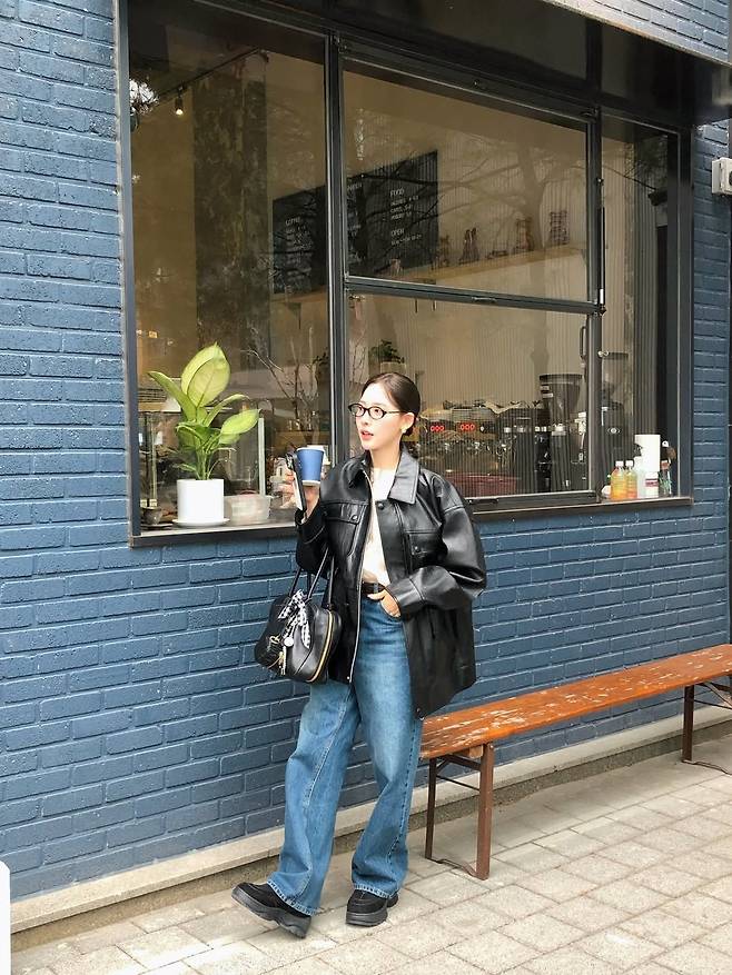 이나연이 청바지를 입는 방법. 사진 인스타그램 @inayommi