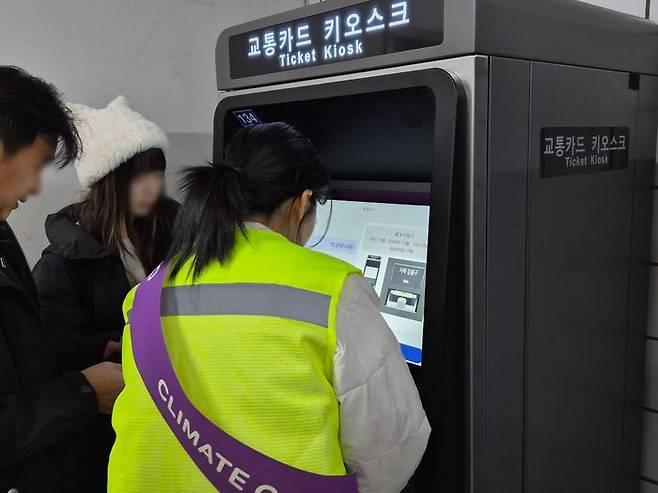 17일 서울 지하철 4호선 명동역에 근무 중인 안내 직원이 외국인 관광객에게 교통카드 발매기 사용 방법을 알려주고 있다.ⓒ데일리안 허찬영 기자