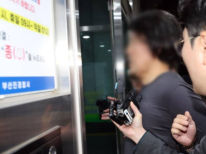 부산에서 전 직장 동료인 항공사 기장을 흉기로 살해한 혐의를 받는 50대 A씨가 17일 부산 부산진경찰서로 압송되고 있다. 2026.03.17. 뉴시스