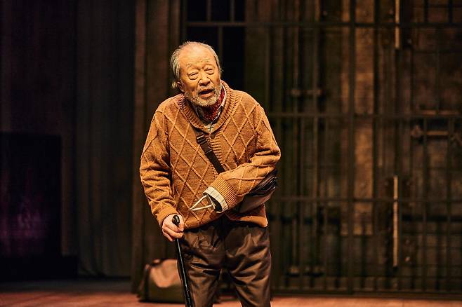 연극 ‘불란서 금고’에서 맹인 역을 맡은 신구.  비상한 청력을 활용해 금고를 여는 과정을 예술로 여긴다. 장차·파크컴퍼니 제공