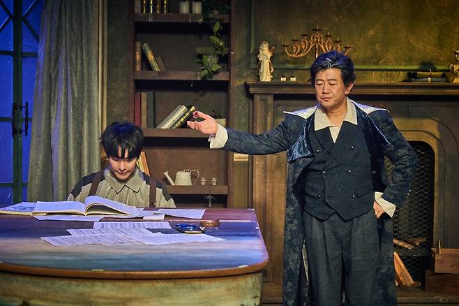 연극 ‘슈만’에서 로베르트 슈만(박상민·오른쪽)이 브람스에게 음악을 가르치고 있다.   PH E&M·UMI엔터테인먼트 제공