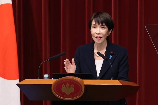 일본이 무기 수출 확대를 꾀하는 가운데 다카이치 사나에(高市早苗) 총리는 “이제 시대가 바뀌었다”며 확대에 대한 강한 의욕을 드러냈다. 사진은 다카이치 총리가 지난 1월 19일 도쿄 총리 관저에서 기자회견을 가지고 있는 모습. 도쿄=AP 뉴시스