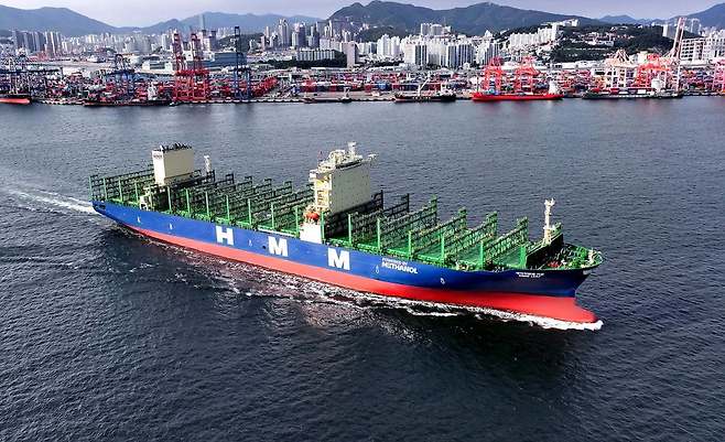 HJ중공업이 인도한 7700TEU급 LNG DF 컨테이너선. HJ중공업