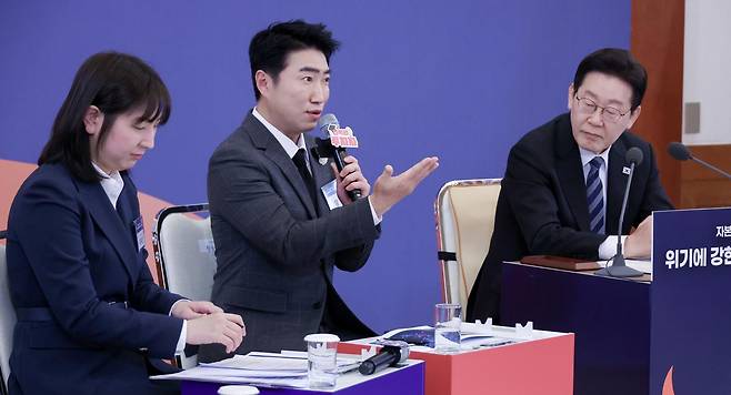 이재명 대통령이 18일 청와대에서 열린 자본시장 안정과 정상화 간담회에서 방송인 장동민의 발언을 듣고 있다. 뉴스1