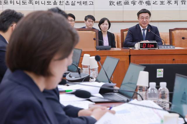 18일 국회에서 열린 법제사법위원회 전체회의에서 윤호중 행정안전부 장관이 중대범죄수사청 설치법안에 관한 의원 질의에 답변하고 있다. 연합뉴스