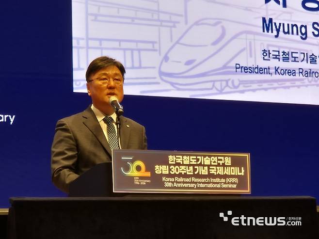 사공명 한국철도기술연구원 원장(사진)은 기관 30주년을 맞아 17일 진행된 국제 세미나에서 '교통기술 혁신기관으로의 도약'을 약속했다.