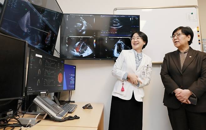 윤연이 분당서울대학교병원 순환기내과 교수(왼쪽)가 정은경 보건복지부 장관에게 AI 기반 심초음파 분석 소프트웨어로 환자 심초음파 지표를 측정하고 영상을 판독하는 과정을 설명하고 있다. (사진=보건복지부)