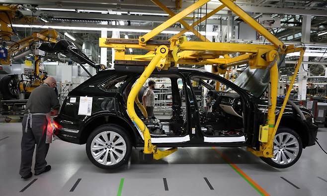 영국 크루(Crewe)의 벤틀리 공장에서 2022년 12월 7일(현지시간) 한 직원이 SUV(스포츠유틸리티차량)를 조립하고 있다. 로이터 연합