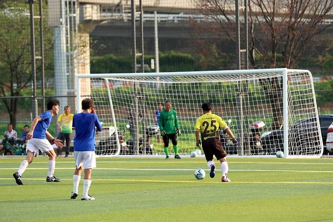 주말 조기 축구에서도 충분히 몸을 풀지 않으면 십자인대 손상등의 부상들이 자주 발생한다.뉴시스