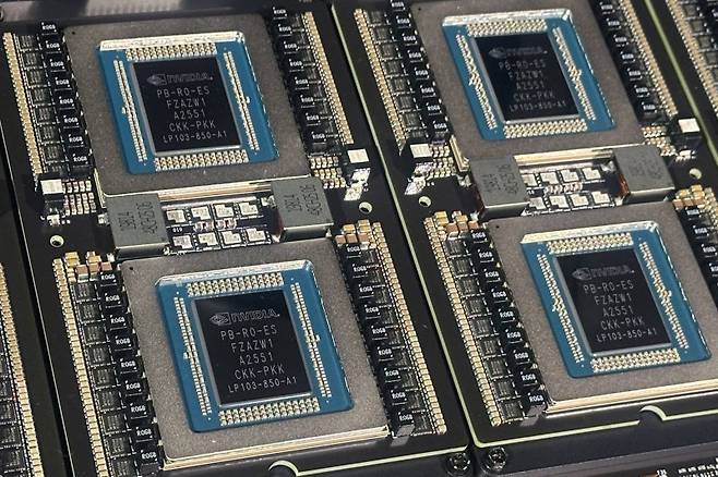 17일(현지시간) 미국 캘리포니아주 새너제이에서 열린 'GTC 2026' 행사에서 ‘그록 3’ 언어처리장치(LPU)들이 전시되어 있다.로이터연합뉴스