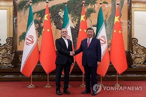 시진핑 중국 국가 주석(오른쪽)과 마수드 페제시키안 이란 대통령.연합뉴스