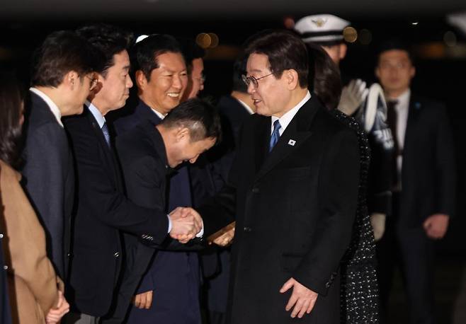 싱가포르·필리핀 국빈 방문 일정을 마친 이재명 대통령이 4일 경기 성남 서울공항에 도착해 강훈식 비서실장과 인사를 나누고 있다. 뉴스1