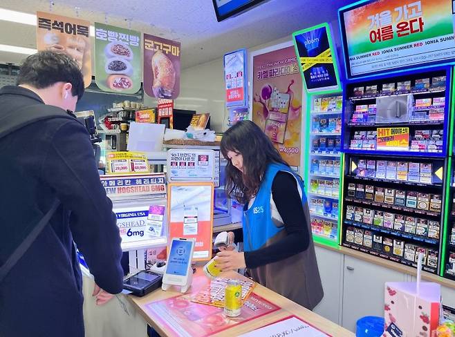 지난 4일 서울 강남구 GS25 역삼홍인점에서 김현지 기자가 상품 진열·카운터 업무를 하고 있다. 사진=김현지 기자