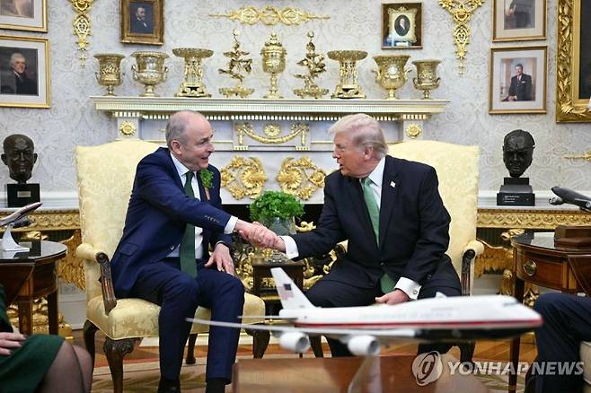 미할 마틴 아일랜드 총리(왼쪽)와 도널드 트럼프 미국 대통령이 17일(현지시간) 성패트릭의 날을 맞아 미국 백악관에서 악수하고 있다. 연합뉴스