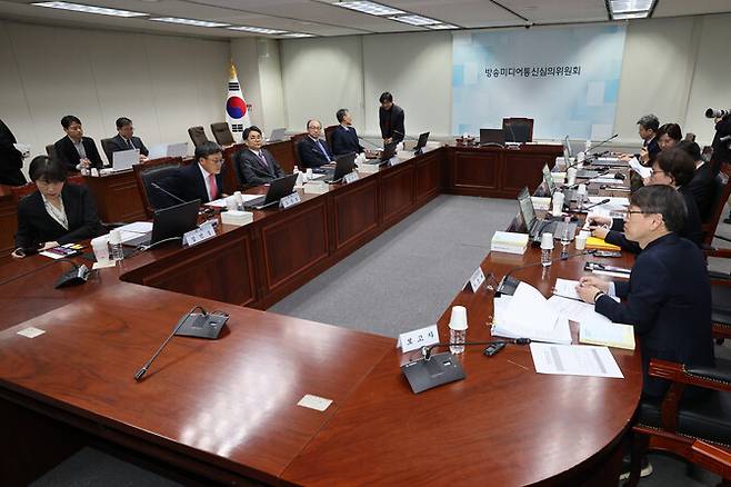 지난 12일 오후 서울 양천구 한국방송회관에서 열린 방송미디어통신심의위원회 1차 전체회의에 위원들이 참석해 있다. 최현수 기자 emd@hani.co.kr