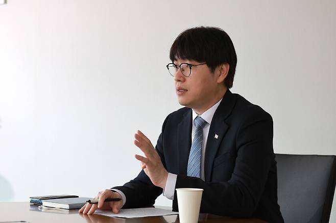 하정우 청와대 AI미래기획수석이 10일 서울 종로구 국가과학기술자문회의에서 한겨레와 인터뷰 하고 있다. 정용일 선임기자 yongil@hani.co.kr