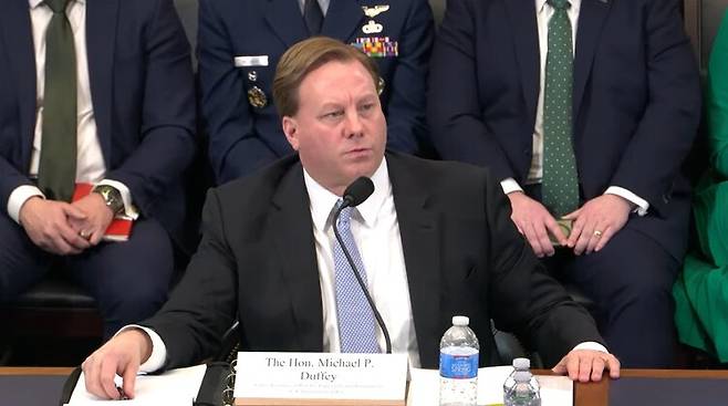 마이클 더피 미국 국방부 차관이 17일(현지시각) 미국 연방 의회 하원 외교위원회 청문회에서 질의에 응답하고 있다. 하원 외교위원회 중계 영상 유튜브 갈무리.