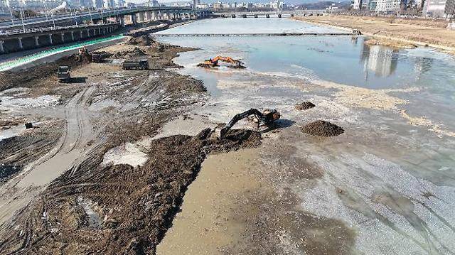 2024년 ‘대전 3대 하천 1차 준설 사업’ 때 갑천에서 준설 공사가 진행되는 모습. 대전환경운동연합 제공