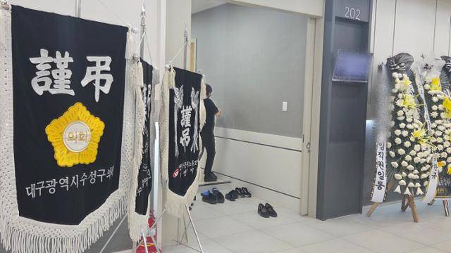16일 대구 수성구 한 장례식장에 야근 도중 숨진 수성구청 소속 30대 공무원 A씨의 빈소가 마련돼 있다. 대구=김재현 기자