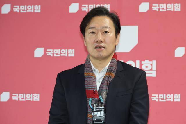 박수민 국민의힘 의원이 17일 서울 여의도 국회에서 공식 후보 접수에 앞서 기자들과 만나 서울시장 후보 출마를 공식 선언하고 있다. 연합뉴스