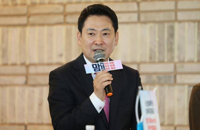 장동혁 국민의힘 대표가 17일 서울 마포구 북카페 채그로에서 열린 '난임부터 보육까지, 맘편한 현장소통 간담회'에서 인사말하고 있다. 연합뉴스