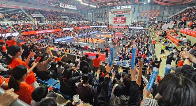 15일 부산 강서체육관에서 열린 프로배구 V리그 남자부 OK저축은행과 대한항공의 경기에서 경기장을 가득 메운 관중이 휴식 시간에 열띤 응원을 보내고 있다. 부산=연합뉴스