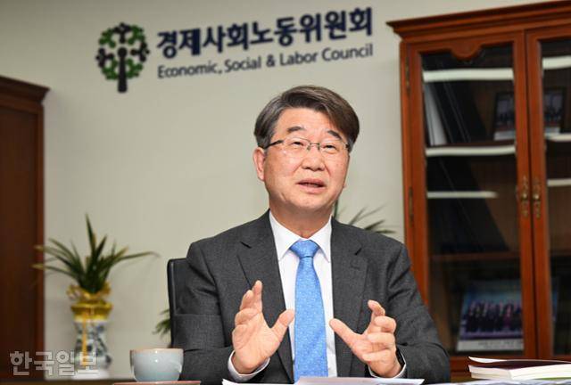 김지형 경제사회노동위원장이 9일 서울 종로구 경사노위 내 집무실에서 한국일보와 인터뷰를 하고 있다. 왕태석 선임기자