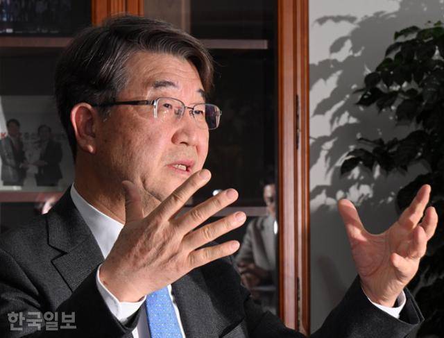 김지형 경사노위 위원장이 9일 서울 종로구 경사노위 내 집무실에서 한국일보와 인터뷰를 하고 있다. 왕태석 선임기자