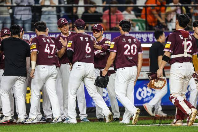 2023년부터 3시즌 연속 최하위를 기록한 키움 히어로즈 선수단. 신인 드래프트를 통해 확보한 젊은 선수들의 활약이 관전 포인트다. 키움 히어로즈 제공