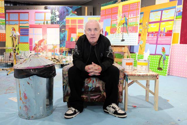 영국 작가 데이미언 허스트가 20일부터 서울 종로구 국립현대미술관에서 열리는 아시아 최초 대규모 개인전 ‘진실은 없어 그러나 모든 것은 가능하지’를 앞두고 18일 기자간담회에 참석해 작품 앞에서 포즈를 취하고 있다. 뉴시스