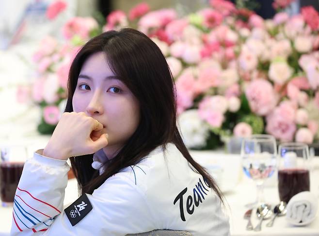 <yonhap photo-5111="">쇼트트랙 국가대표 김길리가 5일 청와대 영빈관에서 열린 2026 밀라노-코르티나담페초 동계올림픽 선수단 격려 오찬에 참석해 있다. [사진=연합뉴스]</yonhap>