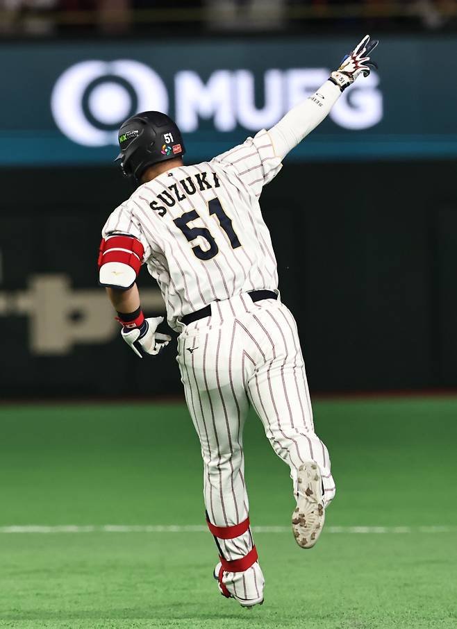 <yonhap photo-4932="">7일 일본 도쿄돔에서 열린 2026 WBC 조별리그 C조 2차전 대한민국과 일본의 경기. 1회말 1사 2루 일본 스즈키가 우중간 투런 홈런을 치고 그라운드를 돌고 있다. <저작권자 ⓒ 1980~2026 ㈜연합뉴스. 무단 전재 재배포 금지, AI 학습 및 활용 금지></yonhap>