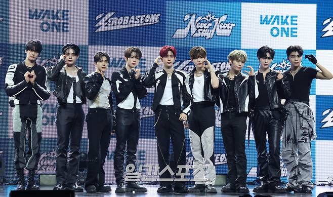 그룹 제로베이스원 김규빈, 김지웅, 석매튜, 한유진, 장하오, 성한빈, 김태래, 리키, 박건욱이 1일 오후 서울 용산구 블루스퀘어에서 열린 첫 번째 정규앨범 'NEVER SAY NEVER(네버 세이 네버)' 발매 기념 쇼케이스에 참석해 포토타임을 갖고 있다. 타이틀곡 '아이코닉(ICONIK)'은 누 디스코 사운드를 기반으로 한 팝 트랙이다. 세련된 그루브와 타이트한 리듬이 조화를 이룬다. 서병수 기자 qudtn@edaily.co.kr /2025.09.01/ 서병수 기자 qudtn@edaily.co.kr /2025.09.01/