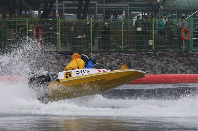 미사경정장에서 선수들이 거센 바람을 뚫고 경합을 벌이고 있다. 국민체육진흥공단
